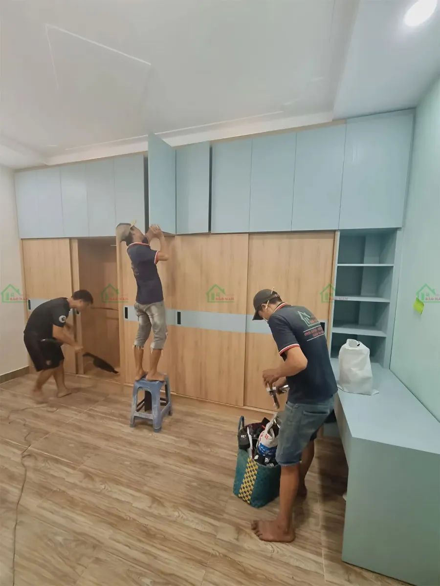 Tủ quần áo được triển khai theo quy trình từ khảo sát, sản xuất đến lắp đặt và nghiệm thu.