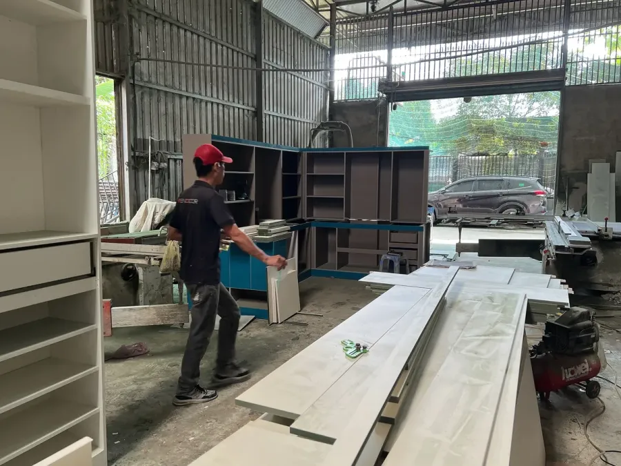 Tủ bếp, tủ áo và các module nội thất được gia công tại xưởng theo kích thước đã chốt cho căn hộ.