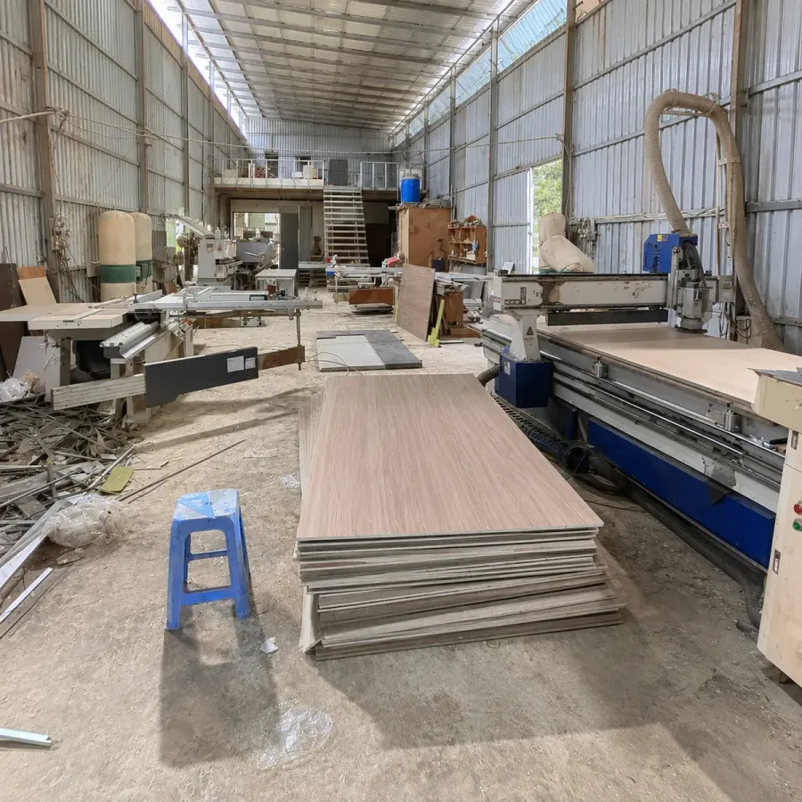 Các chi tiết tủ bếp được gia công theo thông số đã chốt.
