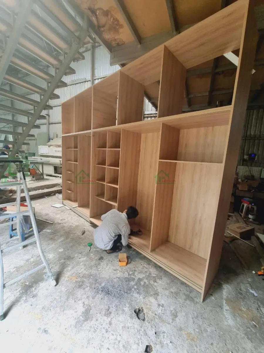 Thân tủ và cánh cửa lùa được gia công tại xưởng theo kích thước và kết cấu đã thống nhất.