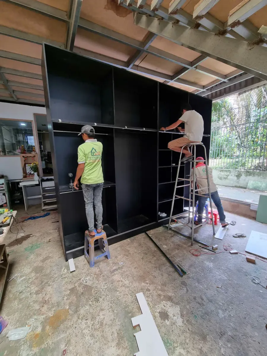 Các cấu kiện thân tủ, cánh tủ và khoang trên được gia công theo kích thước đã khảo sát trước khi vận chuyển đến công trình.