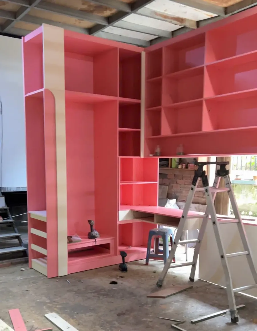 Các chi tiết tủ quần áo được gia công và hoàn thiện trước khi vận chuyển đến công trình.