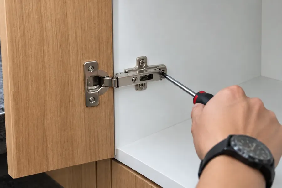 Sau khi lắp cánh mới, cần căn chỉnh khe hở và kiểm tra độ đóng mở để các cánh vận hành đồng đều.