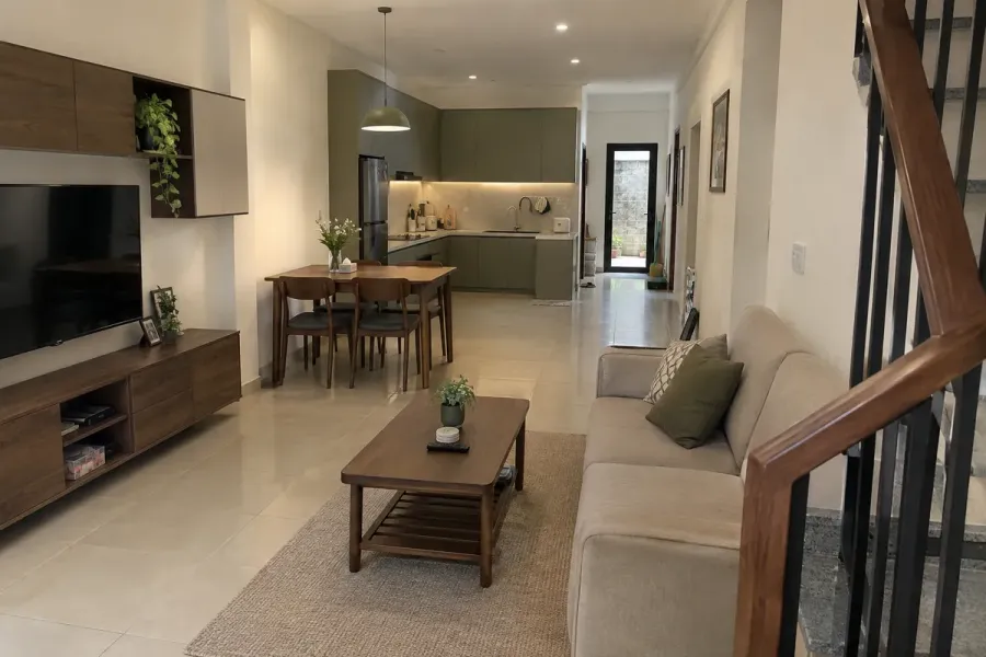 Tầng 1 thường kết nối phòng khách, bếp và khu ăn uống nên cần cân đối nội thất với lối đi chung.
