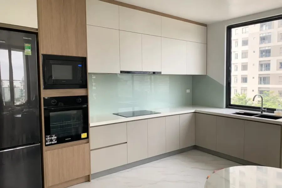 Tủ bếp được sản xuất theo kích thước riêng giúp tận dụng tốt mặt bằng thực tế.