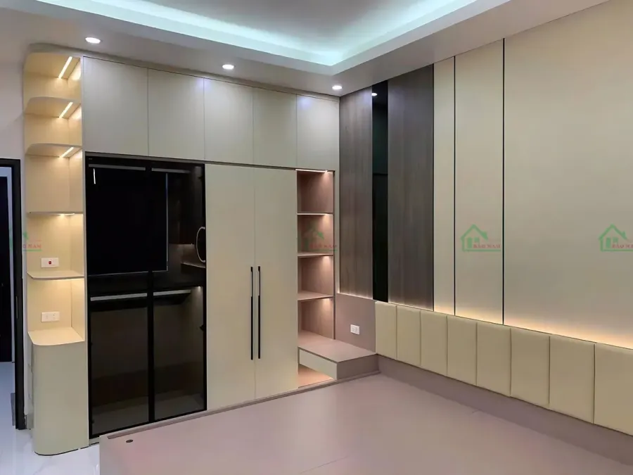 Tủ quần áo được bố trí hài hòa với diện tích và nội thất của từng phòng ngủ.