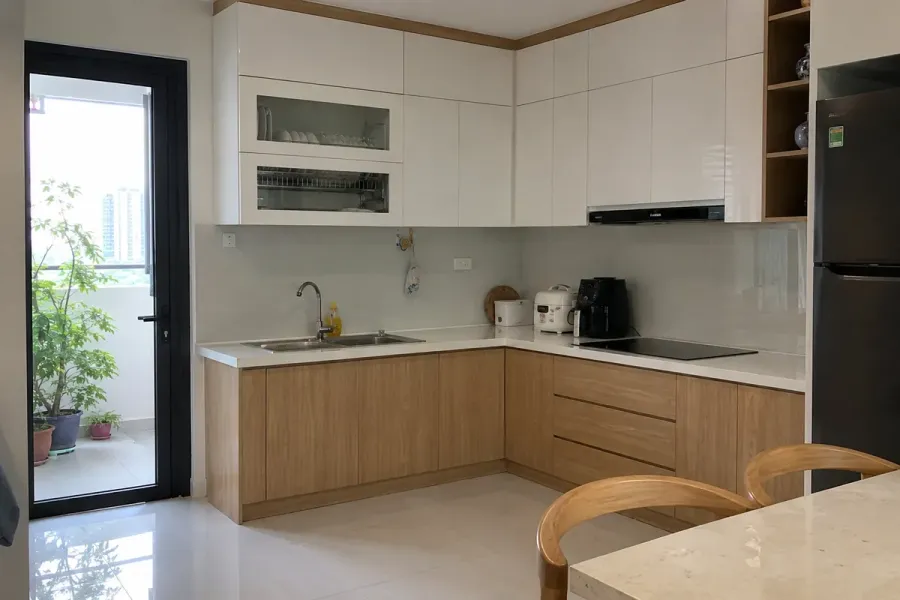 Phương án tủ bếp có thể được điều chỉnh về vật liệu, kích thước và phụ kiện để phù hợp ngân sách.