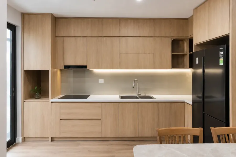 Tủ bếp được xử lý theo hiện trạng giúp tận dụng diện tích và bố trí công năng phù hợp hơn.