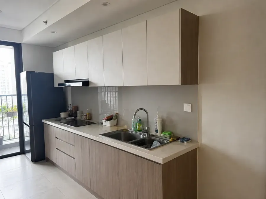 Tủ trên và tủ dưới có chiều sâu khác nhau để phù hợp công năng sử dụng