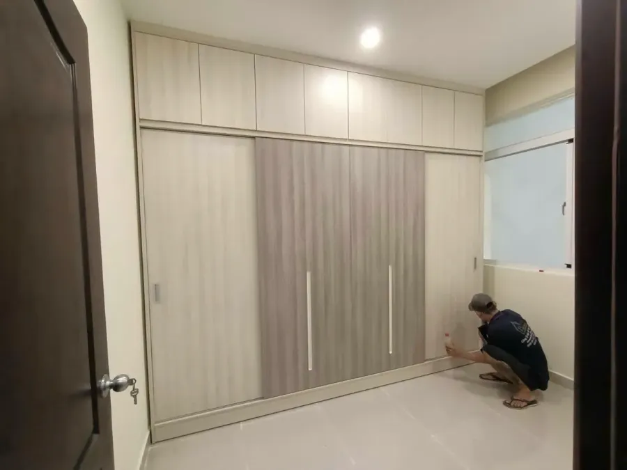 Tủ quần áo cánh lùa giúp tiết kiệm khoảng không thao tác phía trước tủ.