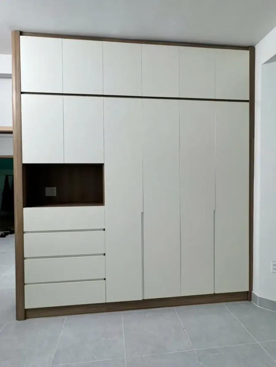 Tủ quần áo hoàn thiện với cách bố trí phù hợp nhu cầu lưu trữ.