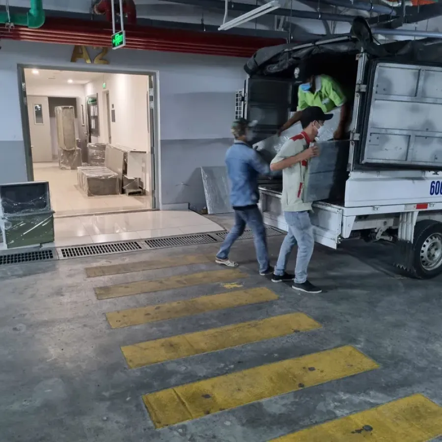 Đưa module tủ bếp và các tấm vật liệu đã đóng gói đến khu vực lắp đặt tại công trình