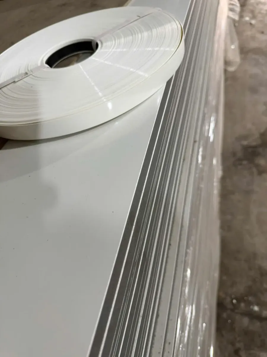 Kiểm tra mẫu vật liệu, chỉ cạnh và phụ kiện trước khi gia công giúp làm rõ cấu hình tủ quần áo đã thống nhất.