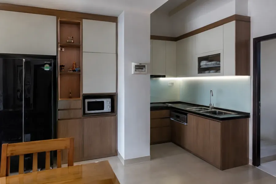Tủ bếp được điều chỉnh để phù hợp với góc tường, cột và hộp kỹ thuật của công trình.