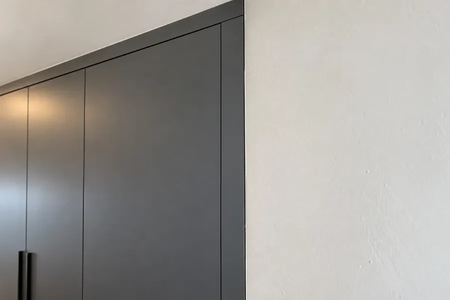 Phần tiếp giáp được căn chỉnh để xử lý sai lệch giữa thân tủ và hốc tường thực tế.