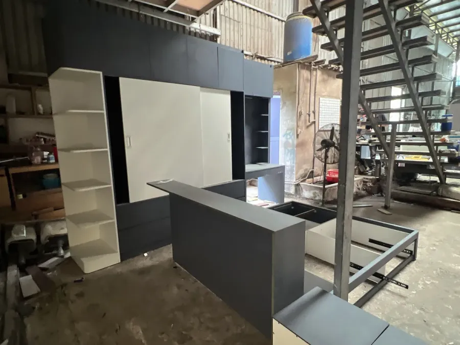 Gia công tủ quần áo tại xưởng cần dựa trên kích thước, cấu tạo và vật liệu đã thống nhất với khách hàng.