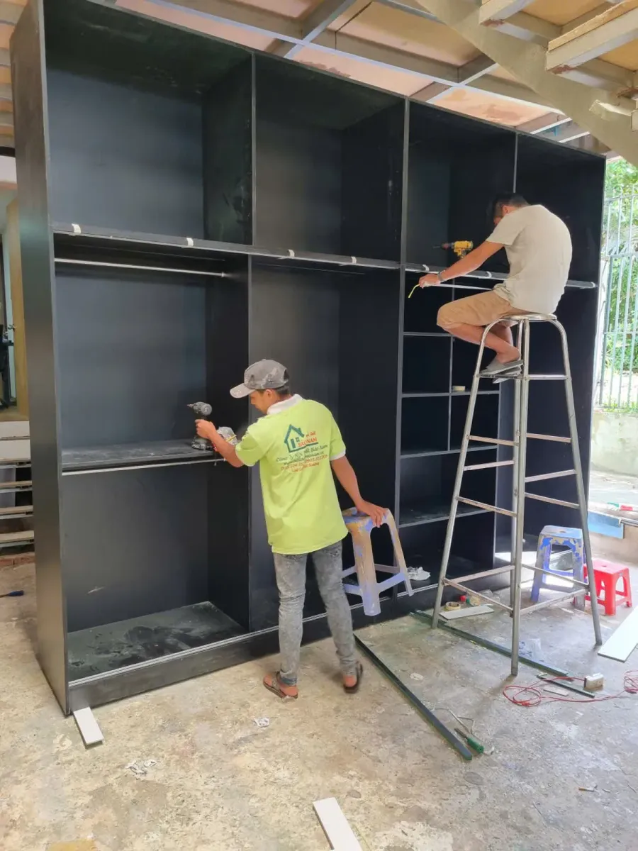 Các chi tiết tủ được gia công và kiểm tra tại xưởng trước khi đưa đến công trình.