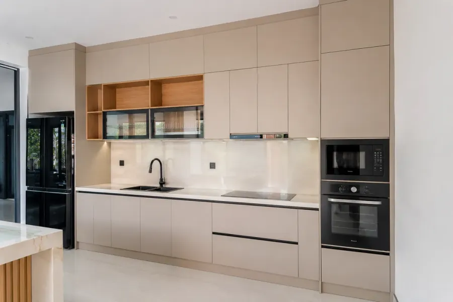 Tủ bếp được tùy chỉnh từ kích thước, kiểu dáng đến công năng và phụ kiện.