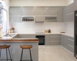 Thiết Kế Mẫu Tủ Bếp Chữ U Với Tone Màu Xám Trung Tính