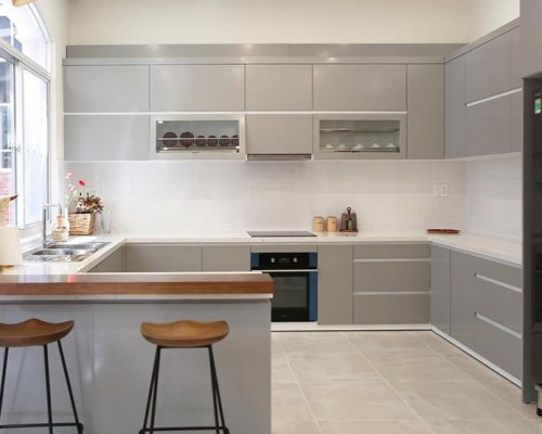 Thiết Kế Mẫu Tủ Bếp Chữ U Với Tone Màu Xám Trung Tính