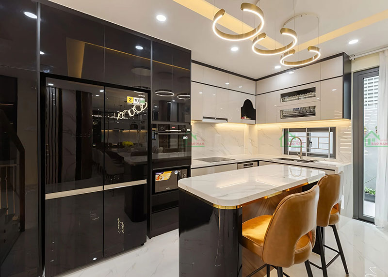 Thiết kế nhà bếp tinh tế, kết hợp giữa màu đen huyền bí và trắng tinh khôi, tạo nên không gian sang trọng.