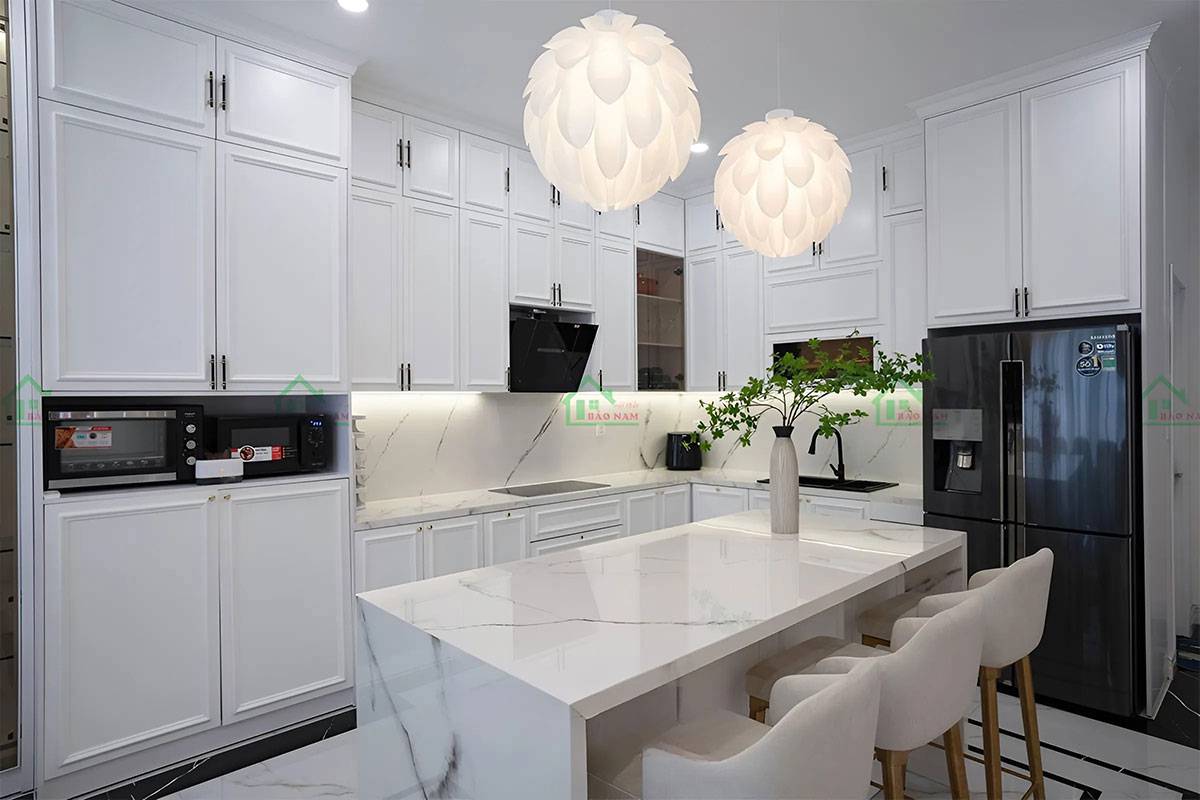 Tủ bếp tân cổ điển với mặt bàn đá marble, kết hợp hài hòa giữa vẻ đẹp tự nhiên và thiết kế hiện đại.