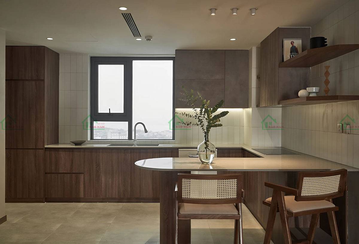 Tủ bếp Rustic màu nâu trầm ấm, tạo không gian bếp ấm cúng và thư giãn.
