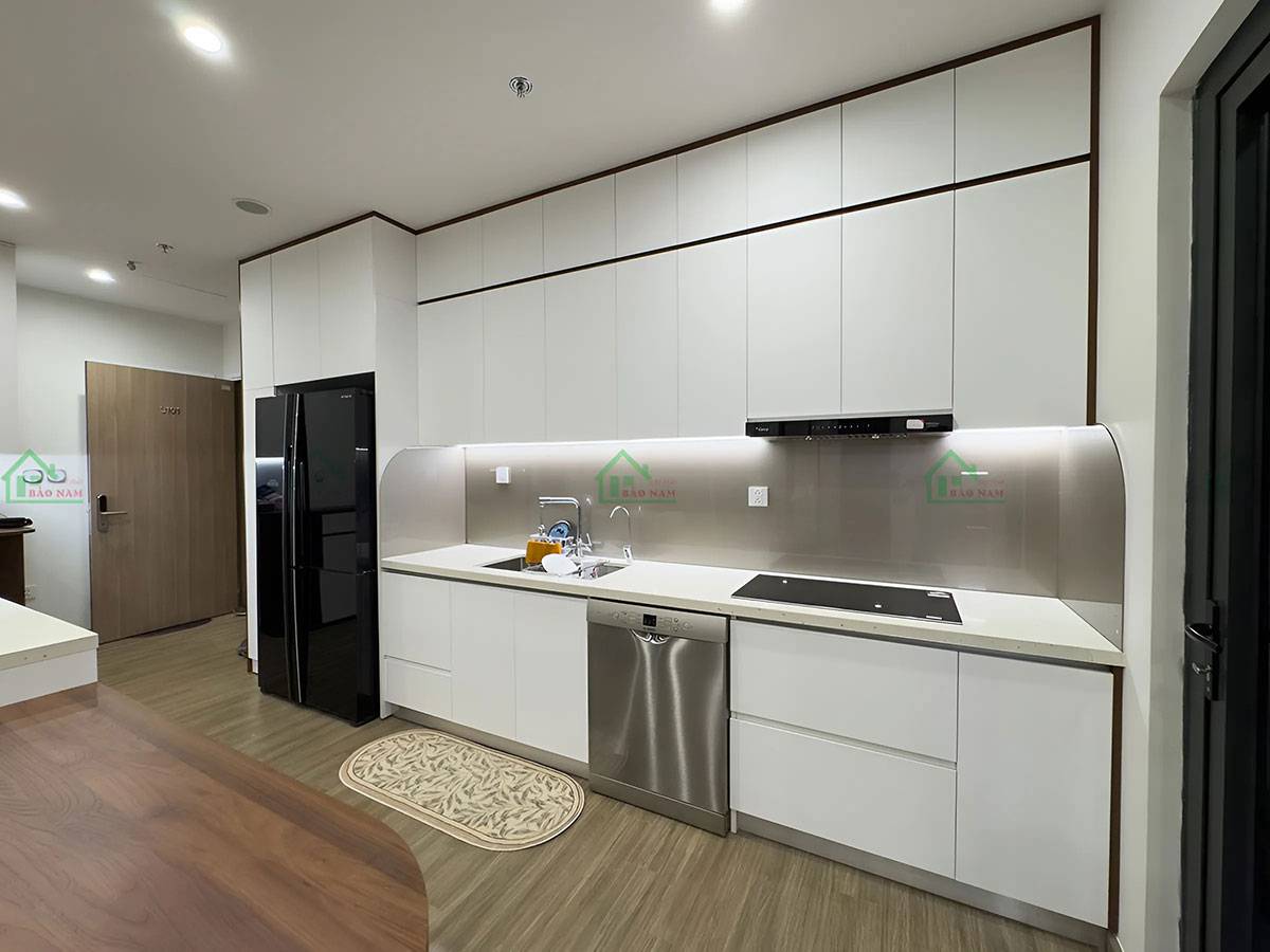 Thiết kế tủ bếp hiện đại, với đường nét tinh tế và gam màu trắng chủ đạo, tạo cảm giác rộng rãi và thoáng đãng.