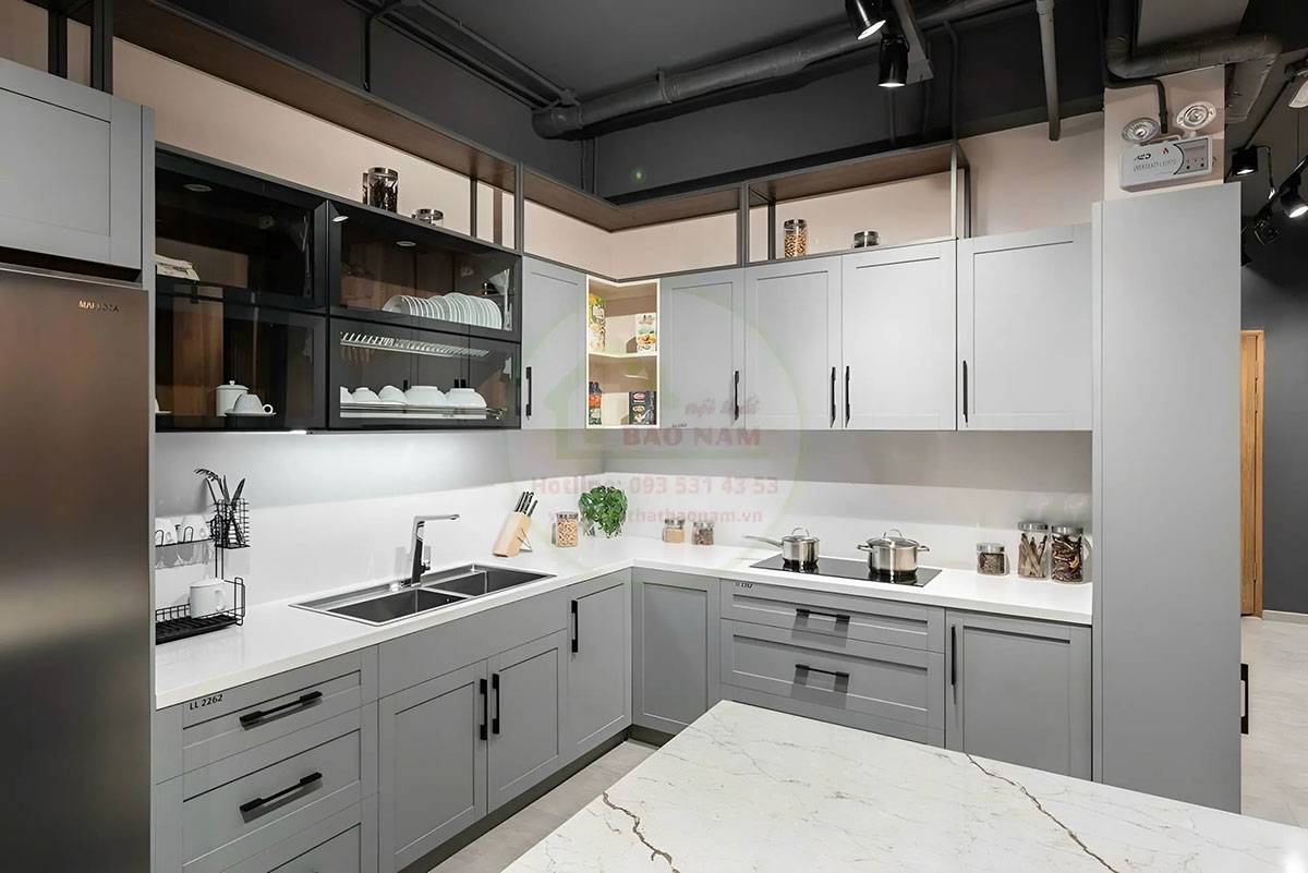 Tủ bếp tân cổ điển là sự kết hợp hài hòa giữa nét đẹp cổ điển và hiện đại