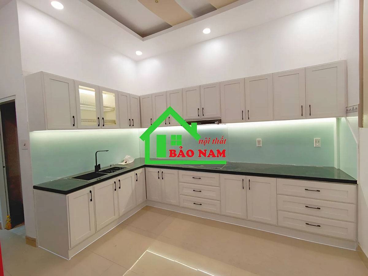 Tủ bếp cổ điển với chất liệu gỗ tự nhiên cao cấp, đường nét chạm khắc tinh xảo.