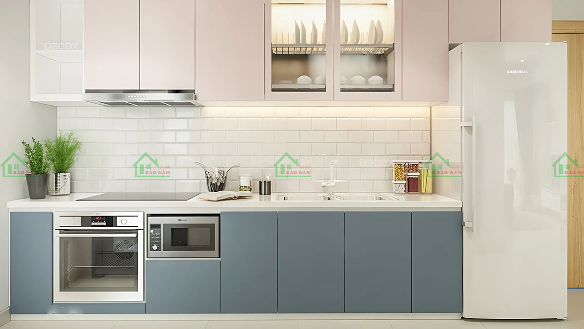 Tủ bếp màu xanh dương nhạt tích hợp tủ lạnh mini, lý tưởng cho không gian bếp nhỏ.