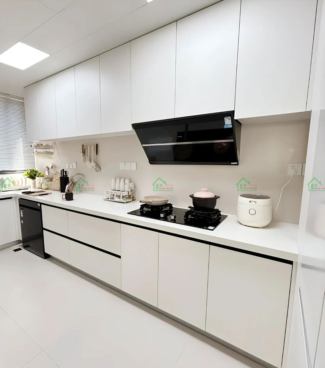 Tủ bếp với mặt đá thạch anh trắng chịu nhiệt tốt, lý tưởng cho không gian bếp hiện đại.