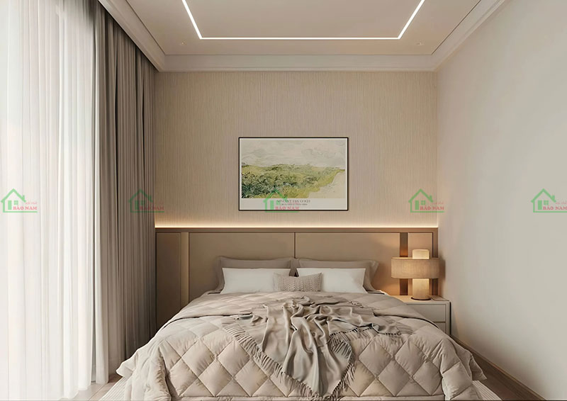 Giường ngủ lớn với chăn ga màu kem nhã nhặn, tạo cảm giác thoải mái và dễ chịu