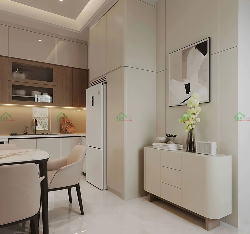 Góc bếp hiện đại với tủ bếp gỗ và trắng kem, kết hợp hài hòa với bàn ăn đá marble và ghế ngồi cùng tông màu