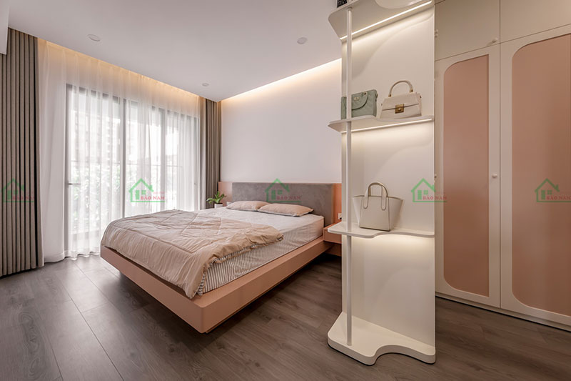Phòng ngủ sáng sủa với ánh sáng tự nhiên chiếu vào từ cửa sổ lớn