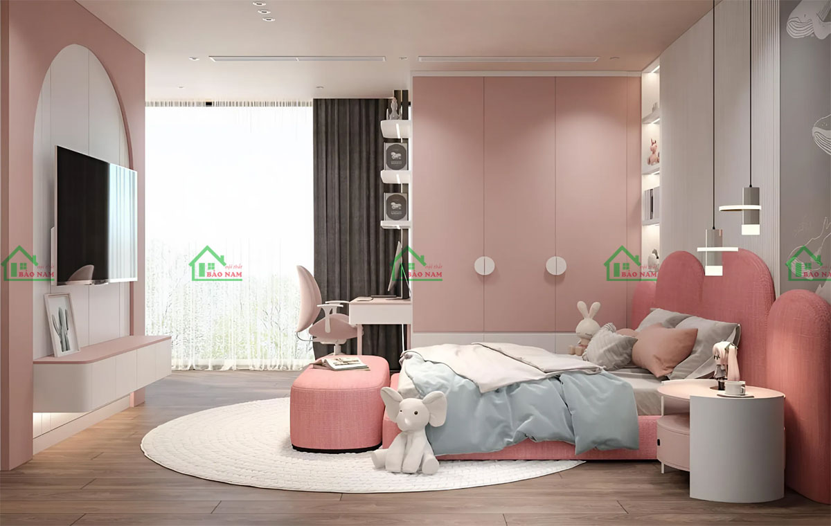 Chiếc giường bọc nệm màu hồng mềm mại, mang lại cảm giác ấm cúng và thoải mái