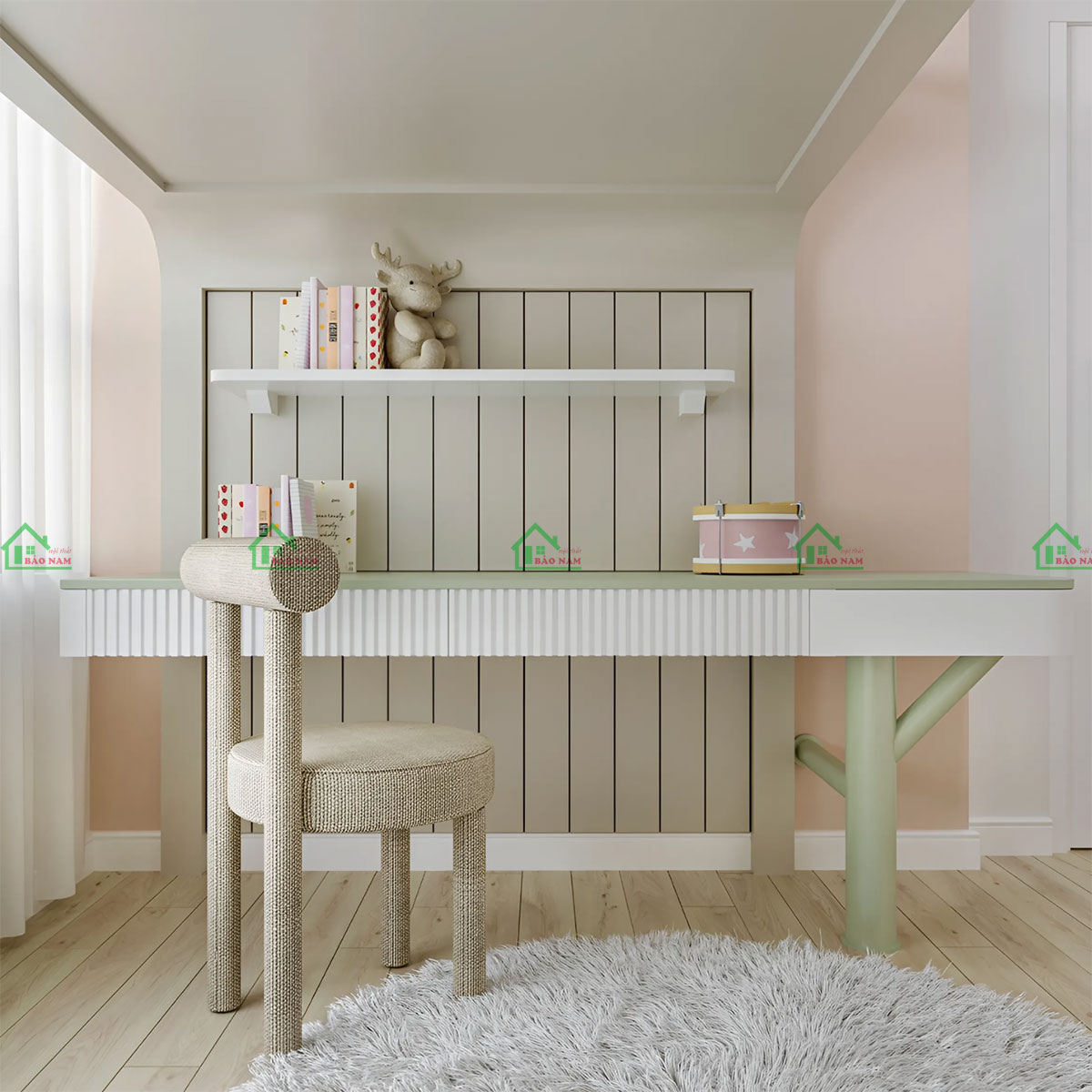 Bàn học và kệ sách treo tường, bố trí thú bông và hộp đựng đồ dễ thương cho bé gái