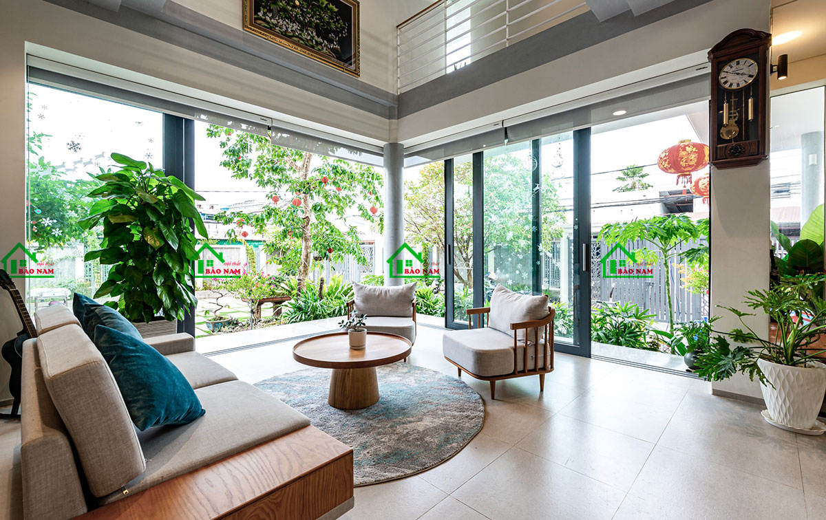 Phòng khách thiết kế biệt thự sân vườn rộng rãi, thoáng mát, thư giãn - View 2