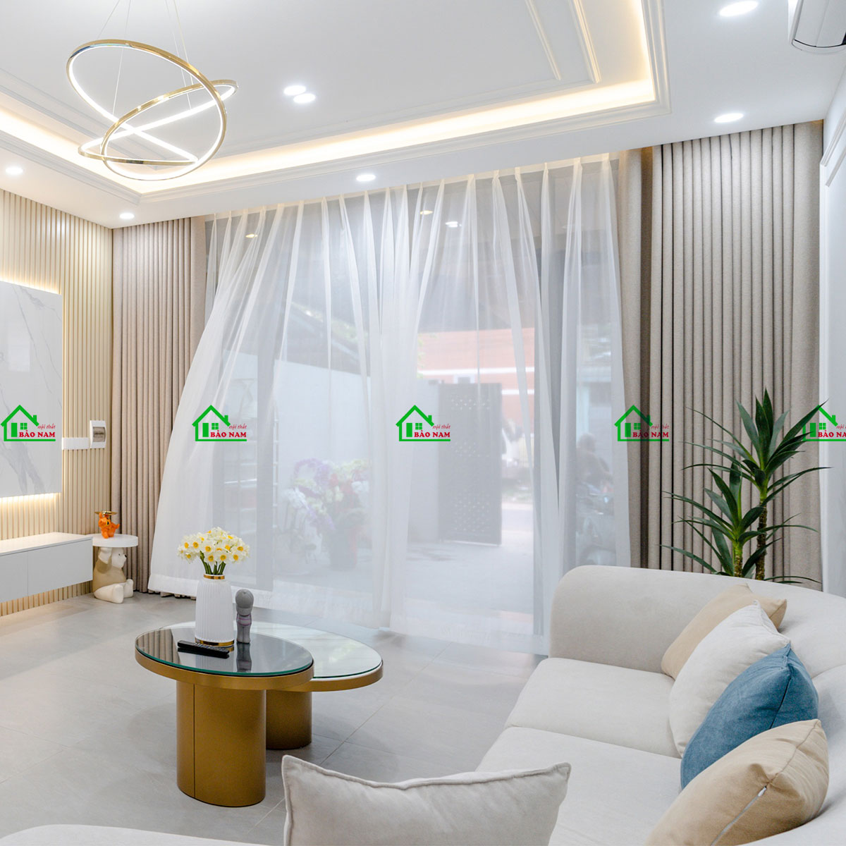 Mẫu thiết kế phòng khách sang trọng với tông màu trắng tinh tế - view 3