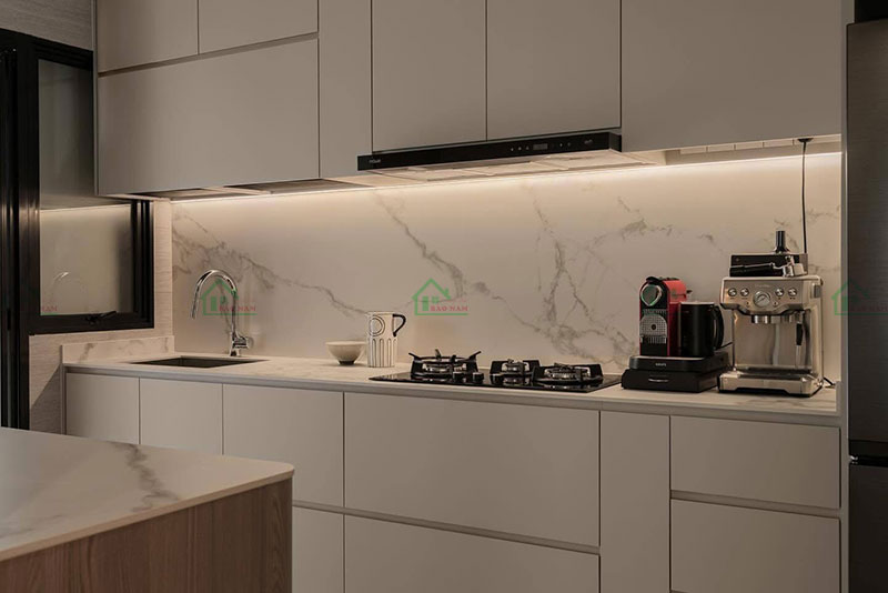 Cận cảnh mặt bàn đá marble trắng vân mây sang trọng kết hợp với tủ bếp màu kem tạo nên không gian bếp hiện đại và tinh tế.