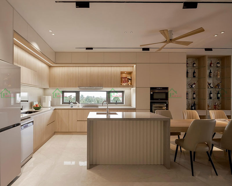 Thiết kế bếp chung cư hiện đại với phong cách tối giản, sử dụng vật liệu công nghiệp cao cấp, tạo nên không gian bếp tiện nghi và sang trọng.