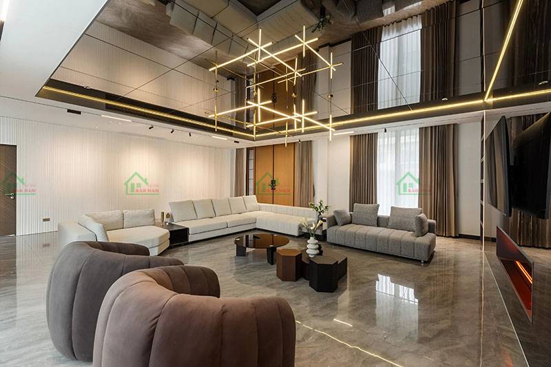 Thiết kế phòng khách hiện đại và sang trọng, kết hợp hài hòa giữa bộ sofa lớn, đèn chùm tinh tế
