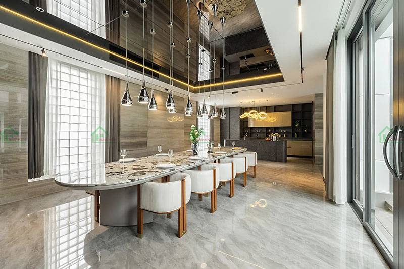 Phòng ăn xa hoa với bàn ăn đá cẩm thạch, ghế ngồi cao cấp, và đèn chùm tinh tế, tạo nên không gian dùng bữa đẳng cấp.