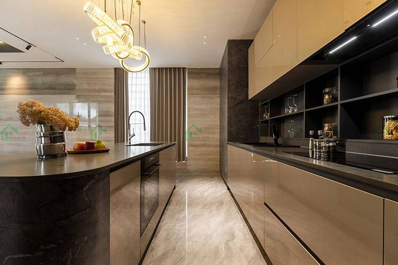Nhà bếp sang trọng với thiết kế tinh tế, sử dụng chất liệu cao cấp, tạo nên không gian nấu nướng đẳng cấp.