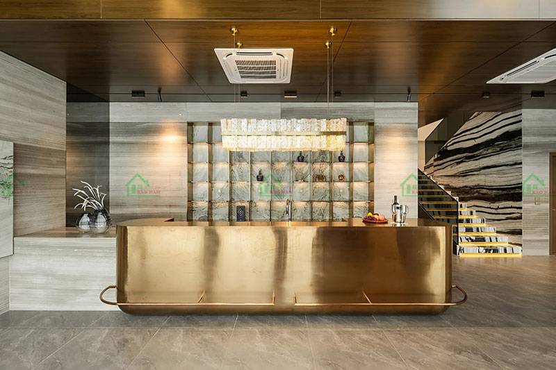 Quầy bar đẳng cấp với thiết kế tinh tế, sử dụng chất liệu đồng vàng cao cấp, tạo nên không gian tiếp khách sang trọng
