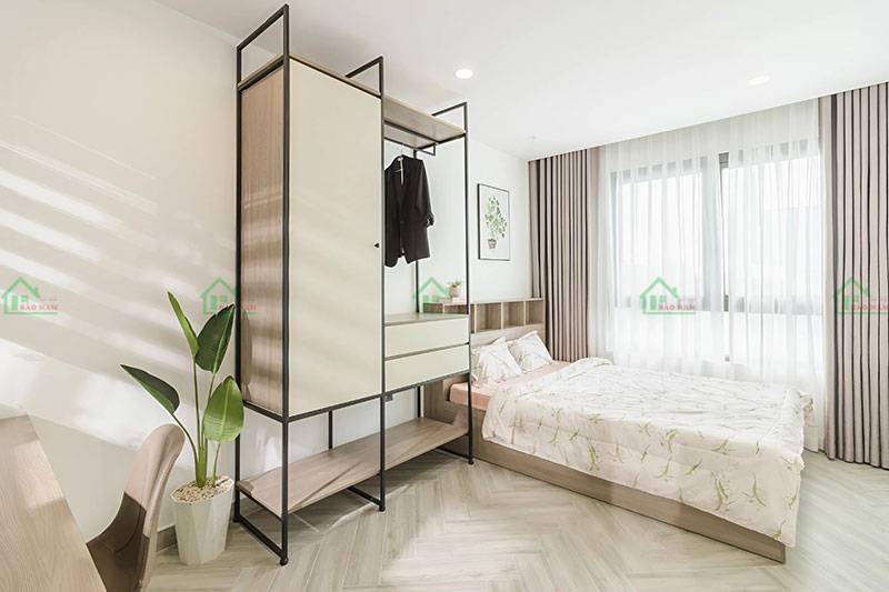 Phòng ngủ hiện đại với giường ngủ, tủ quần áo và kệ trang trí
