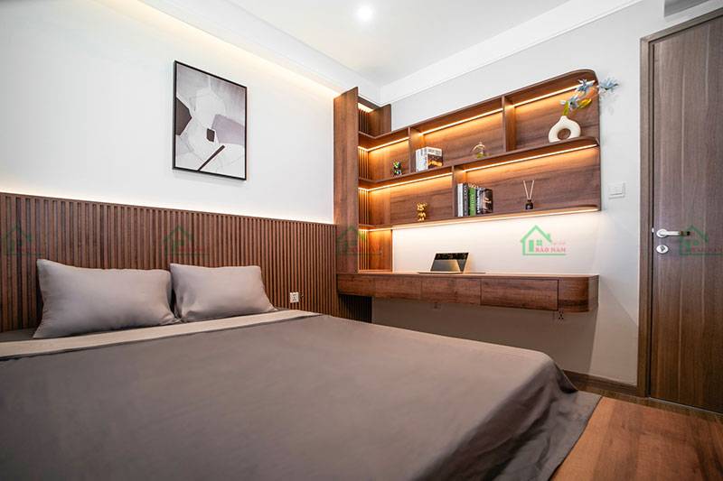 Phòng ngủ hiện đại với giường ngủ và bàn làm việc tích hợp