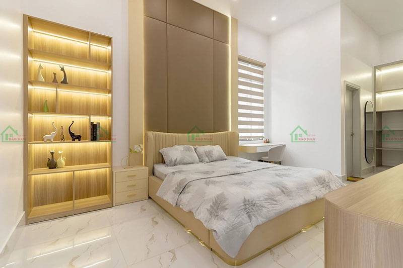 Phòng ngủ chính rộng rãi và sang trọng với giường ngủ màu kem, tủ quần áo hiện đại và hệ thống đèn chiếu sáng tinh tế.