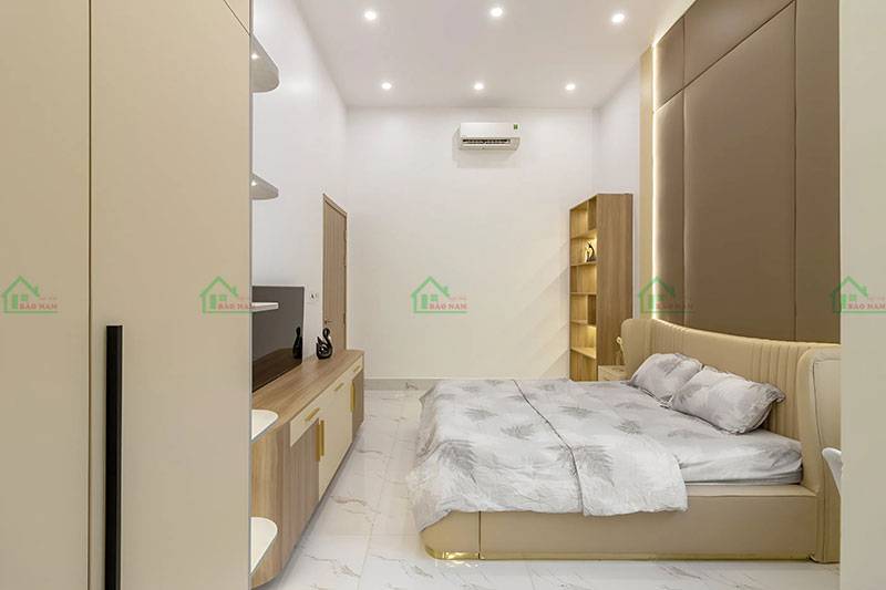 Giường ngủ lớn và tủ quần áo lớn đáp ứng nhu cầu sử dụng của gia chủ.