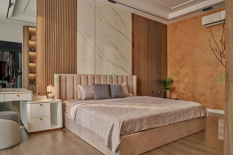 Ánh sáng tự nhiên được tận dụng tối đa, tạo nên không gian thoáng đãng và yên tĩnh cho phòng ngủ